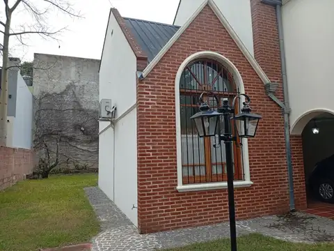 Casa en Alquiler con 1 cochera