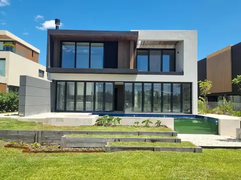 Casa de 6 ambientes con 4 cocheras  en  venta en el Yacht, Nordelta