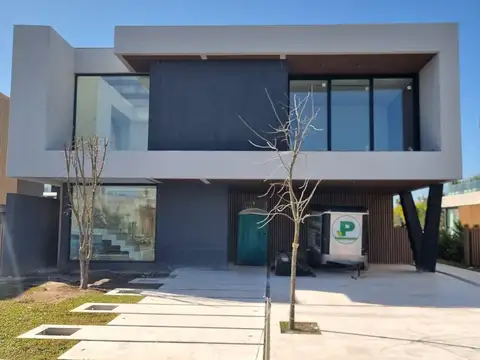 Casa en Venta con 4 cocheras