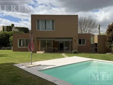 Casa en alquiler anual amoblado en el barrio Los Sauces, Nordelta