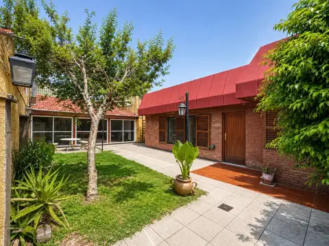 Casa de 4 ambientes con patio, quincho y cochera pasante