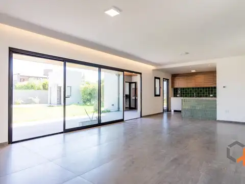 Casa 5 ambientes con 3 baños