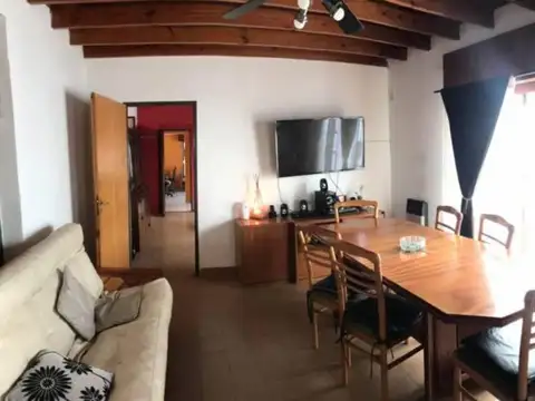 Se vende casa de 3 dormitorios con cochera en Zarate