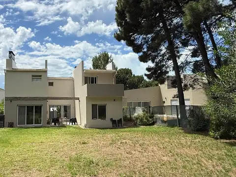 Casa 6 ambientes con 2 baños