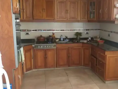 Casa 8 ambientes con 2 baños