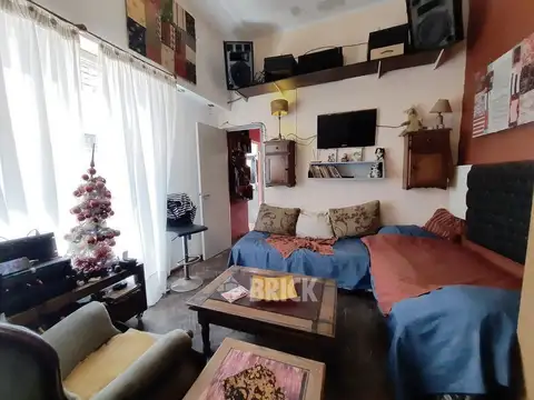 TIPO CASA EN AV. JUJUY AL 2000 - ESPACIO AEREO GRAN PATIO BAULERA