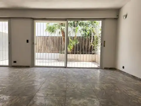 Casa 6 ambientes con 2 baños