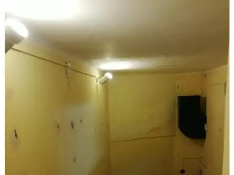 Local de 7,00 x 4,00. mts. con vidriera y cortina de enrolla