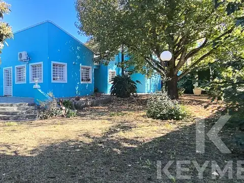 Casa en venta en Villa Elvira, La Plata —  dormitorios, parque, cochera cubierta a 150 m de Av. 7