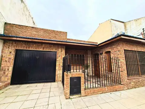 VENTA CASA 4 AMB CON COCHERA Y PARQUE, QUILMES O.