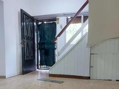 Vendo: PH entrada independiente.3 amb. Cocina c/comedor. Baño, toilette, lav. y terraza propia.-