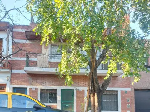Vendo: PH entrada independiente.3 amb. Cocina c/comedor. Baño, toilette, lav. y terraza propia.-