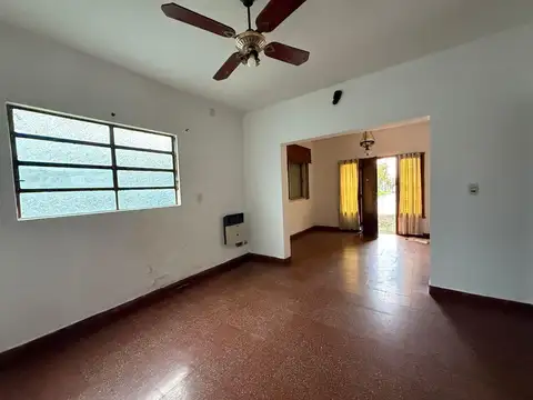 casa de 3 ambientes en venta en lujan con patio y cochera