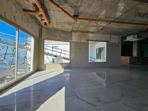 LOCAL COMERCIAL DE 340m2 CON VISTA AL RÍO EN ALQUILER EN PUERTO NORTE