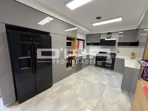 HERMOSA CASA DE 5 AMBIENTES CON PILETA Y COCHERA DOBLE