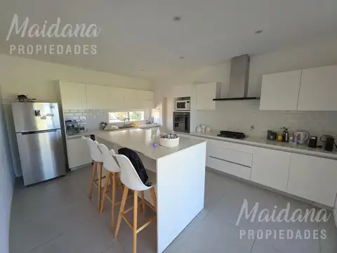 Casa en Venta con 2 cocheras