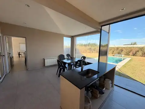 Casa 5 ambientes con 3 baños