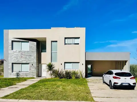 CASA A LA VENTA EN BARRIO SANTA INES. CERCA DEL INGRESO