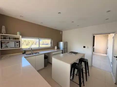 CASA A LA VENTA EN BARRIO SANTA INES. CERCA DEL INGRESO