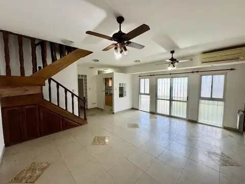 Casa 6 ambientes con 2 baños