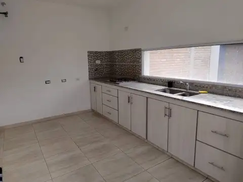 Casa 8 ambientes con 2 baños