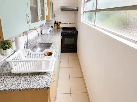 Casa 4 ambientes con patio y parrilla.
