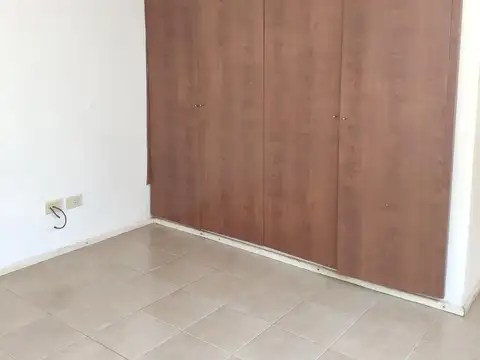 Venta Departamento de Pasillo, Un Dormitorio, Segundo Piso por escalera. Excelente Zona