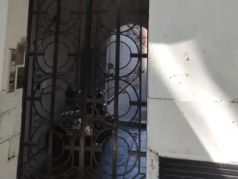 Venta Departamento de Pasillo, Un Dormitorio, Segundo Piso por escalera. Excelente Zona
