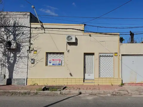 Casa con 2 dormitorios y garage.
