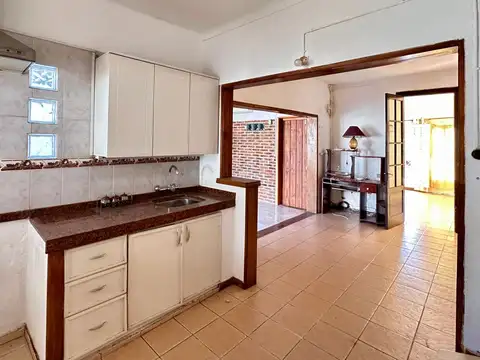 Casa con 2 dormitorios y garage.