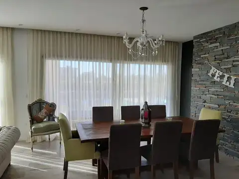 Casa 5 ambientes con 3 baños