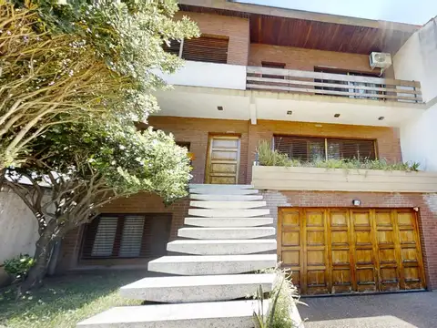 Importante Chalet en venta en Olivos de 8 ambientes, con jardin y pileta