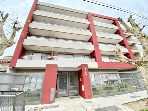 Amplio departamento monoambiente en excelente ubicación.