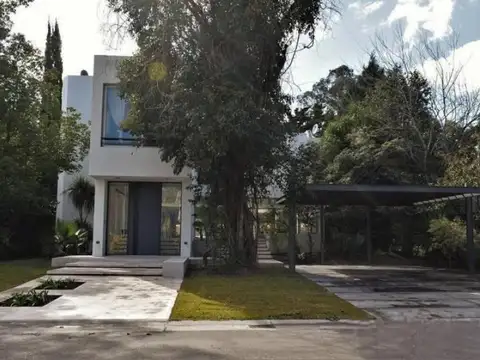 Casa en Alquiler con 4 cocheras