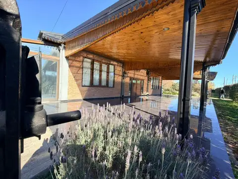 Espectacular Salón de Fiestas con amplio terreno y paseo privado de Tren