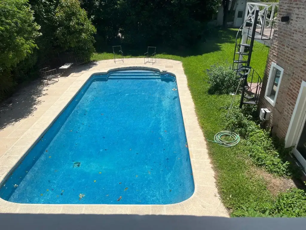 Casa - 300  m² Cubierta | 4 dormitorios | 3 baños | 2 cocheras | Muy Bueno | 1.000  m² Terreno