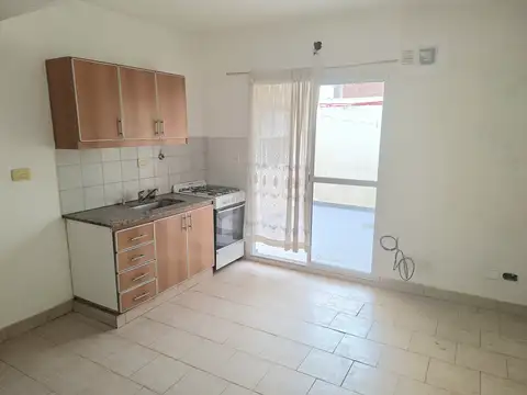 Venta amplio depto 2 amb con patio s/av.Crovara