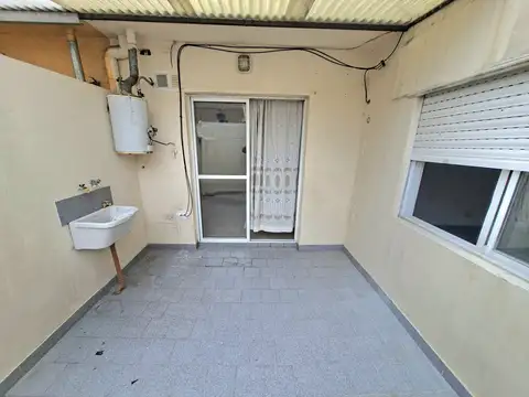 Venta amplio depto 2 amb con patio s/av.Crovara