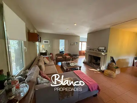 Casa en Alquiler con 2 cocheras