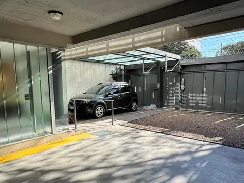 Oficina 4 ambientes con 8 baños