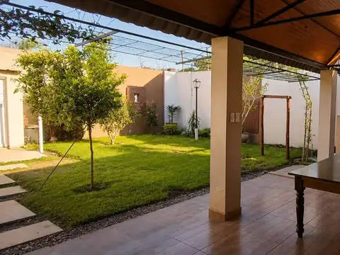 casa 2 dormitorios con local al frente