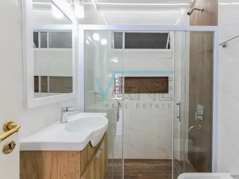 Baño, cocina y pisos reciclados. Balcón al frente