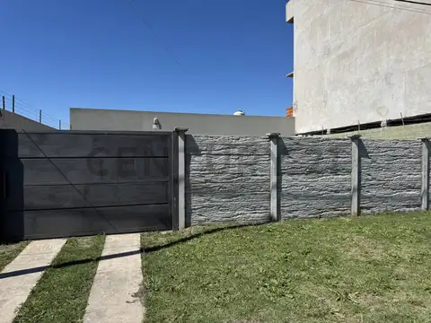 Venta casa | Dos dormitorios, con pileta y cochera | Calle 27 e/ 84 y 85 La Plat