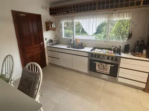 Casa en Alquiler con 6 cocheras