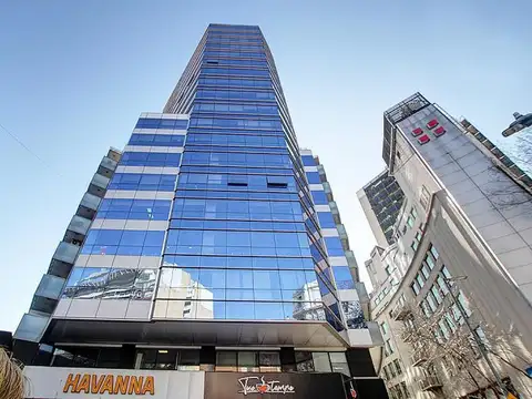 Oficina de 198 M2 con una cochera fija. Edificio ubicado a metros de Av. Corrientes y de Av. Callao