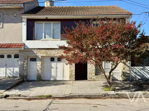 Oportunidad de inversión. Casa de 5 ambientes. Departamento de 2 ambientes.