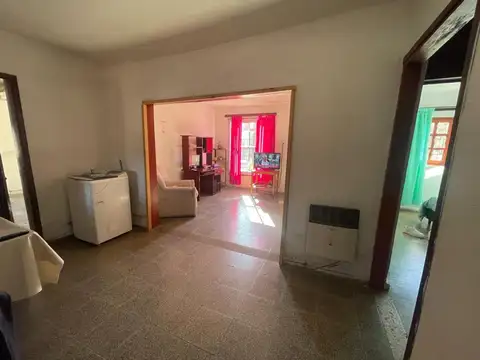 Casa 8 ambientes con 2 baños