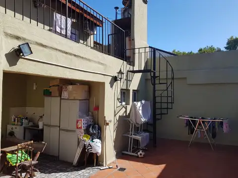 Florida Oeste - Muy buen Chalet en dos plantas 5 dormitorios Jardin al frente Patio