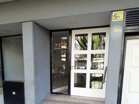 Depto. de 2 Amb. al FRENTE CON BALCON Y COCHERA FIJA
