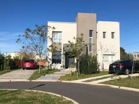 Casa Moderna de 6 Ambientes con Pileta, Jacuzzi